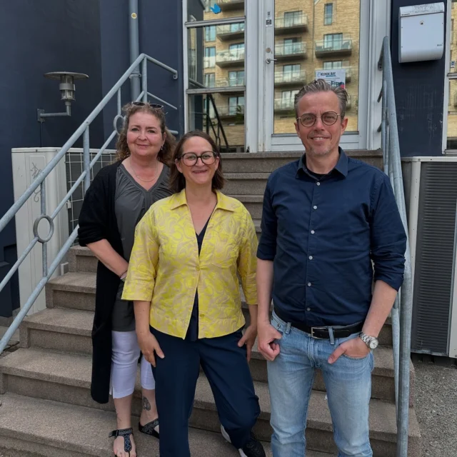 I mandags havde vi hos Maigaard Fertilitetsklinik besøg af @camilla_fabricius , medlem af Folketinget og @rousing.berit, byrådskandidat i Aarhus, til en konstruktiv samtale om behandlingsgarantier og fremtidens fertilitetsbehandling.

Vi drøftede bl.a., hvordan en behandlingsgaranti kan sikre hurtigere adgang til behandling – ikke ved at flytte midler fra det offentlige, men ved at udnytte den kapacitet, der allerede findes i både det offentlige og det private.

Private klinikker har ledige tider, mens tusindvis af patienter venter. Derfor giver det god mening at henvise patienter til private aktører, når ventetiden i det offentlige bliver for lang.

Analyser viser, at dette ikke kun gavner patienterne – men også kan give en økonomisk besparelse for sundhedsvæsenet.

Vi værdsætter det politiske engagement i en saglig og databaseret debat. Samarbejdet mellem offentlige og private aktører bør styrkes – ikke svækkes – også når det gælder fertilitetsbehandling.

Tak til Camilla og Berit for at tage dialogen!

#fertilitet #sundhedspolitik #samarbejde #Maigaard #dkpol #lighedisundhed